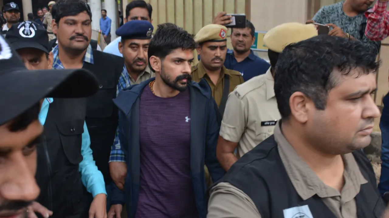 राष्ट्रवादी नेते आणि माजी मंत्री बाबा सिद्दीकी यांची मुंबईत शनिवारी गोळ्या झाडून हत्या करण्यात आली. या हत्येची जबाबदारी आता लॉरेन्स गँगने घेतली आहे. यानंतर आता लॉरेन्स बिष्णोई हे नाव पुन्हा एकदा चर्चेचा विषय बनले आहे 
