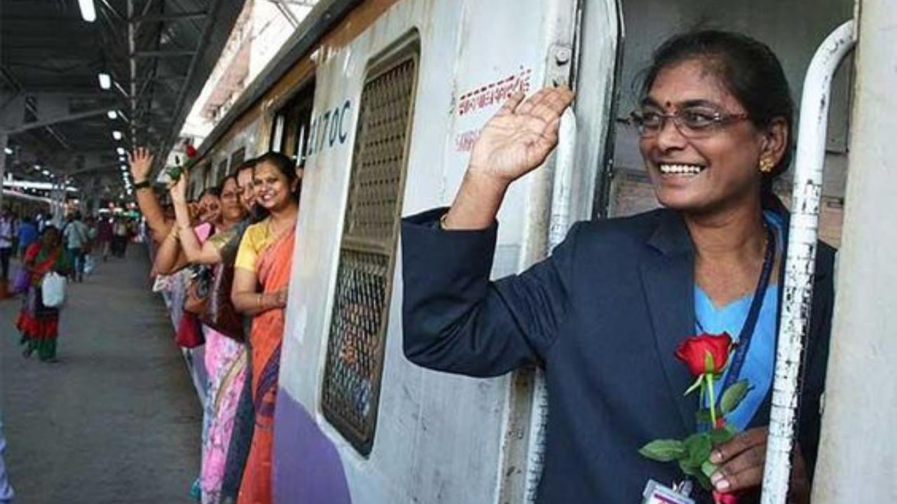रेल्वेच्या नियमानुसार, कोणत्याही महिलेकडे तिकीट नसेल किंवा ते हरवले असेल तर टीटीई त्या महिलेला ट्रेनमधून बाहेर काढू शकत नाही 
