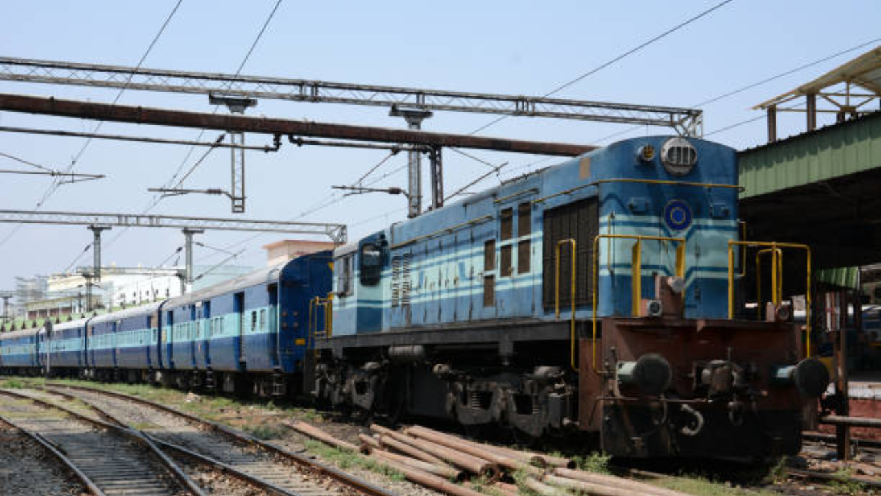 भारतीय रेल्वेच्या नियमानुसार 60 वर्षांवरील महिलांना रेल्वेतून प्रवास करण्यासाठी तिकीटामध्ये 50% सवलत दिली जाते
