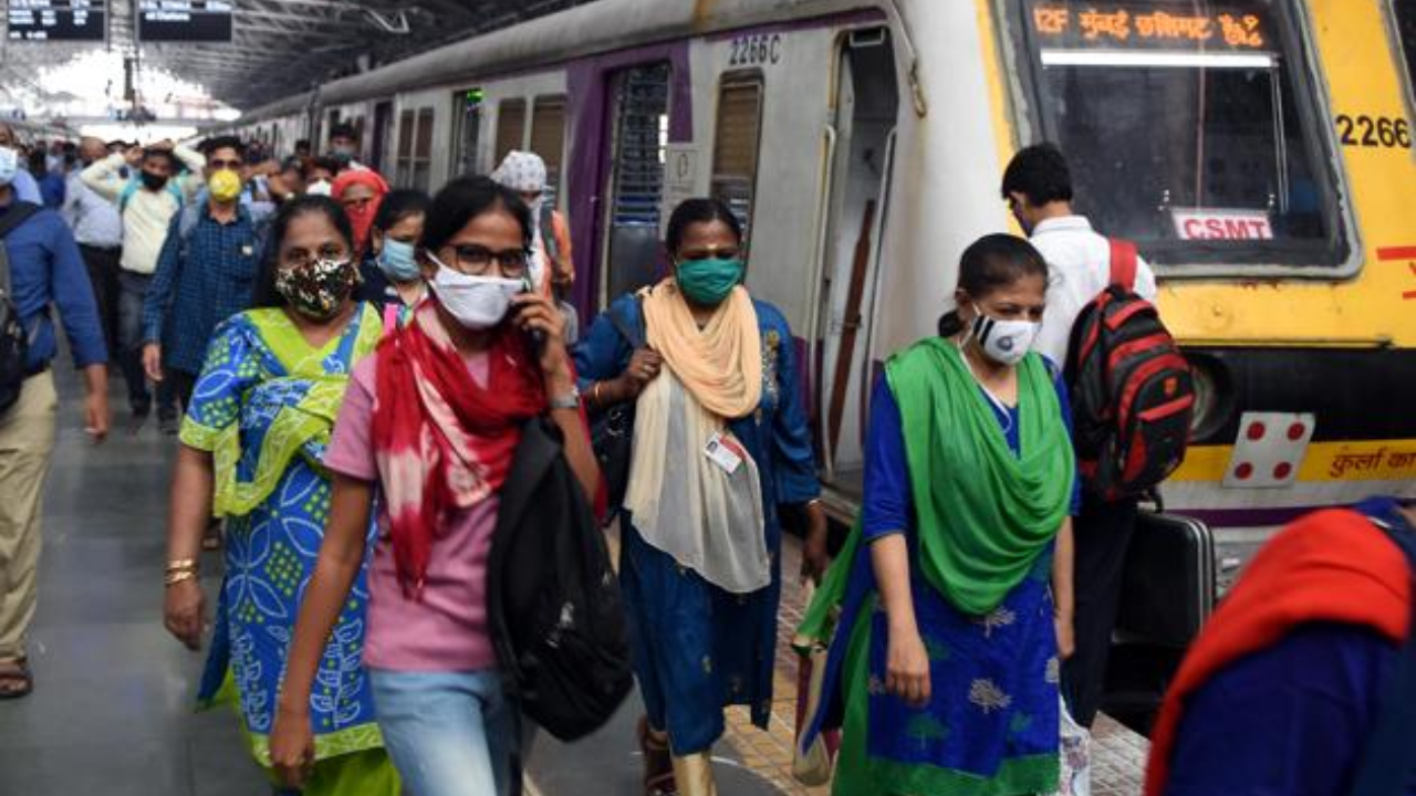 रेल्वेमध्ये महिलांसाठी काही जागा आरक्षित असतात. गर्दीच्या वेळेस महिला या सुविधेचा फायदा घेत सुरक्षित प्रवास करू शकतात
