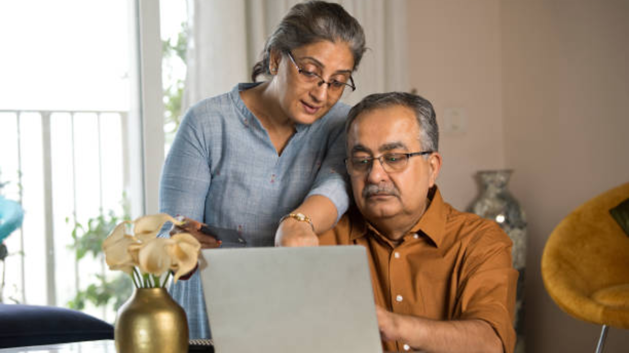 ज्येष्ठ नागरिकांना त्यांच्या दैनंदिन जीवनात लागणाऱ्या वस्तू खरेदी करण्यासाठी तसेच त्यांना भेडसावणाऱ्या अपंगत्व आणि दुर्बलतेवर उपाययोजना करण्यासाठी आवश्यक साहित्य यामाध्यमातून पुरवले जाते 
