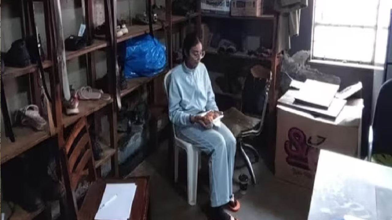 वसुंधरा यांना भेटण्याची कुटुंबियांना परवानगी नाही. वसुंधराच्या अटकेनंतर तिचा फोटो सोशल मीडियावर व्हायरल झाला. युगांडाच्या तुरुंगात वसुंधराला टॉर्चर केले जात असल्याचा आरोप पंकज ओसवाल यांनी केला आहे. 
