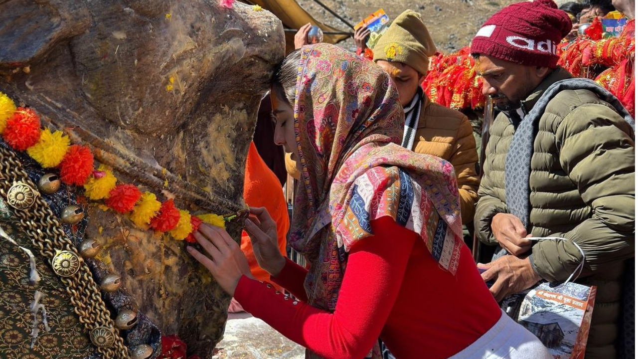 सारा अली खानच्या हस्ते केदारनाथमध्ये पूजा पार पडली. मनो भावे पूजा करत सारा अली खानने केदारनाथ व परिसरातील निसर्गाचा आनंद घेतला.