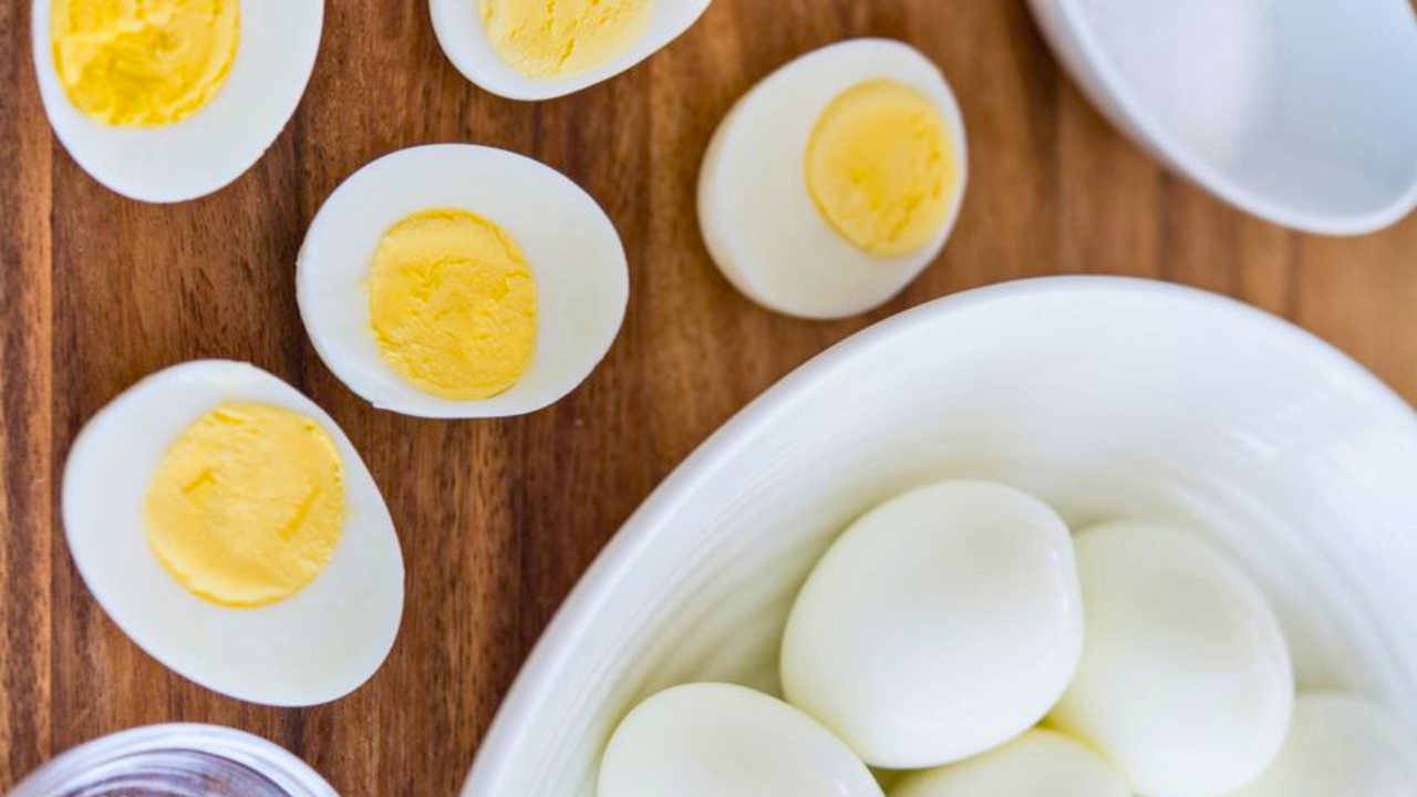 अंड्यामध्ये अनेक प्रकारचे पोषक घटक असतात. अंडी खाल्ल्याने शरीरातील ऊर्जा पातळी सुधारते आणि आरोग्य सुरळीत राहते. 