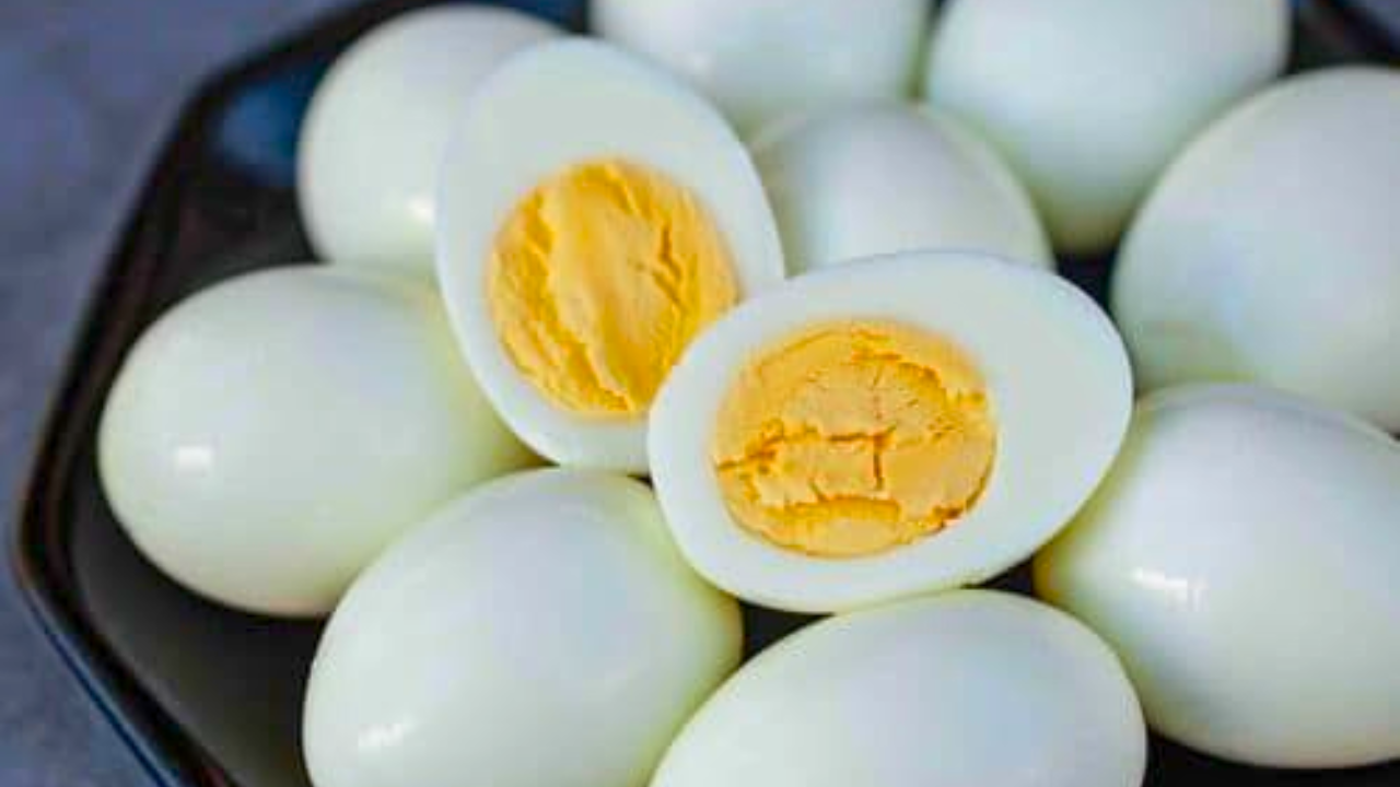 अंड्याचे सेवन केल्याने पोट भरलेले राहते, त्यामुळे जास्त खाण्याची प्रवृत्ती कमी होते आणि वजन नियंत्रित राहते.