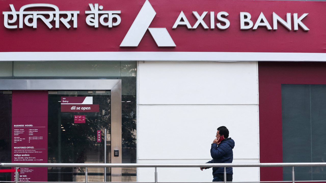 आज NIFTY 50 मध्ये Axis Bank ने बाजी मारली आहे. शेअरचा आजचा क्लोजिंग दर ११९६.८५ आहे. शेअर आज ६५ पॉईंट्सने वाढला आहे. 