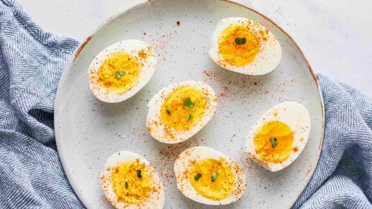 स्मरणशक्ती सुधारण्यासाठी अंड्याचे सेवन उत्तम ठरते. अंड्यामध्ये कोलिन नावाचे पोषक घटक असते. कोलिन मेंदूची कार्यक्षमता वाढवते. 