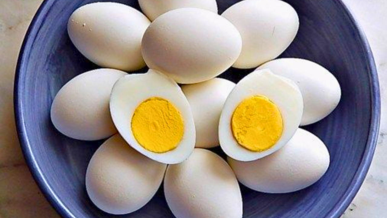 अंड्यामध्ये प्रथिने मोठ्या प्रमाणामध्ये असतात. प्रथिनांचा उत्तम स्त्रोत म्हणून अंड्याला ओळखले जाते. स्नायूंच्या मजबुतीसाठी अंडे फार उपयुक्त असतात. 