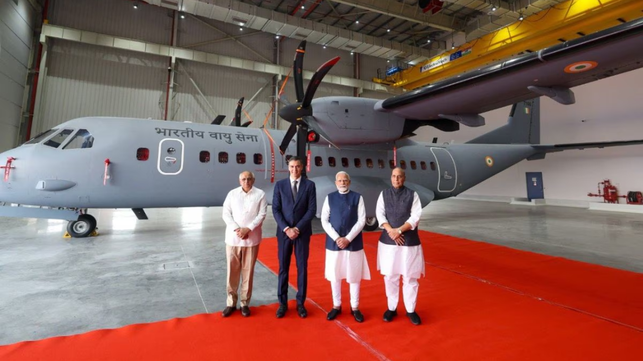 2021 मध्ये भारत आणि स्पेनमध्ये 56 C-295 विमानांसाठी 21,935 कोटी रुपयांचा करार झाला होता. त्याअंतर्गत पहिल्या 16 विमानांपैकी 6 विमान स्पेनहून भारतात पोहोचली आहेत.