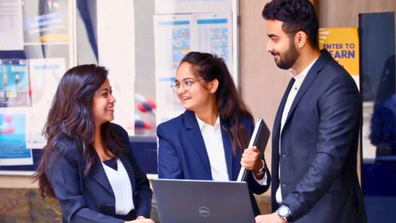 इंटरनॅशनल बिजनेस MBA - परदेशातील कंपन्यांमध्ये व्यापार व्यवस्थापनासाठी मागणी असलेली शाखा. जगभरात विविध बाजारपेठेत काम करून लाखोंची कमाई करता येते.