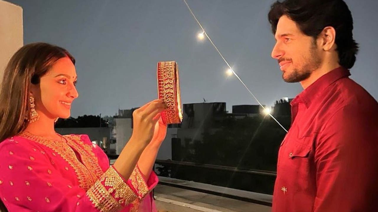 अभिनेता सिद्धार्थ मल्होत्राने तिच्या सुंदर पत्नीसाठी म्हणजेच अभिनेत्री कियारा अडवाणीसाठी उपवास धरला आहे. हा त्यांच्या लग्नानंतरचा दुसरा करवाचौथ आहे. 