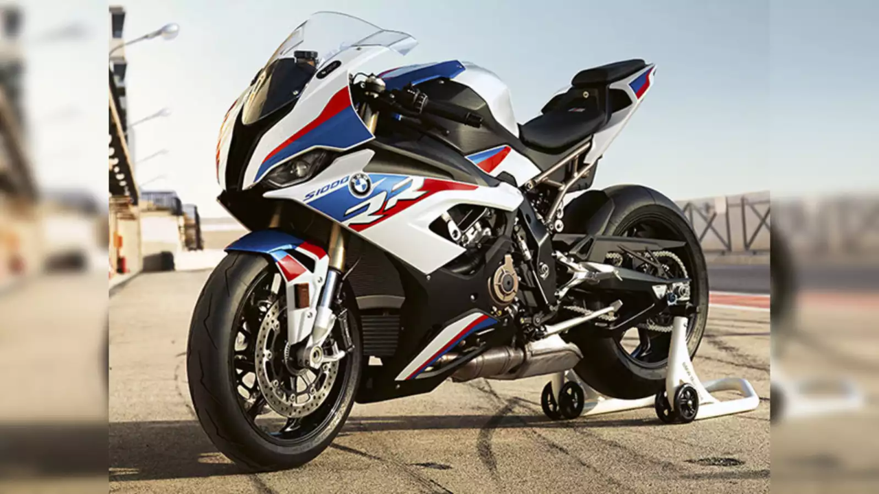 स्टाईलिश आणि पॉवरफुल इंजिनसह येणारी 'बीएमडब्ल्यू S1000RR', या बाईकला 999cc चार-सिलेंडर इंजिन आहे. ही बाईक 200+ हॉर्सपावरची क्षमता देते.