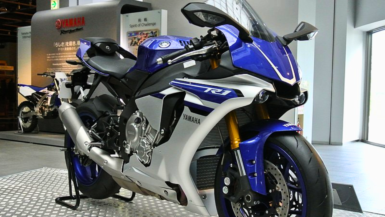 यामाहा YZF-R1ची टॉप स्पीड आणि रोडवरील स्थिरता बाइकप्रेमींमध्ये प्रसिद्ध आहे; 998cc इंजिन असलेल्या या बाईकला आधुनिक तंत्रज्ञानाची जोड आहे.