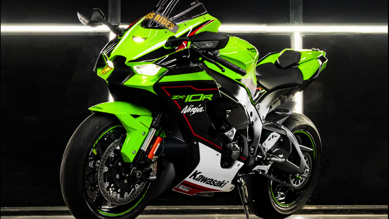 स्पीड आणि परफॉर्मन्ससाठी कावासाकीची 'कावासाकी निंजा ZX-10R' बाईक सुपरबाईक कटेगरीत अव्वल आहे. तिच्या 998cc इंजिनमुळे ती ट्रॅकवर कमाल स्पीड गाठते.
