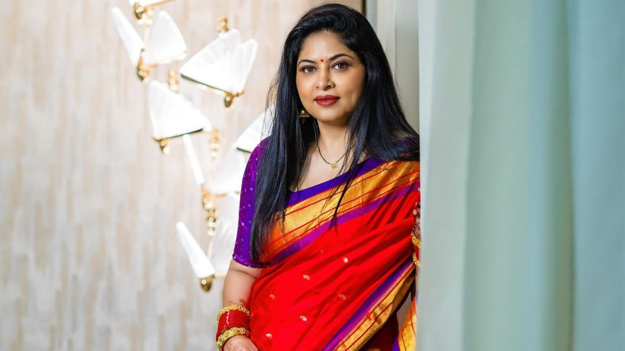 'लाल शृंगार, लाल बिंदी, लाल लाली, लाल बांगड्या.' या लाल रंगात श्वेता शिंदे अगदी स्वर्गातल्या अप्सरेसारखी आकर्षक दिसत आहे.