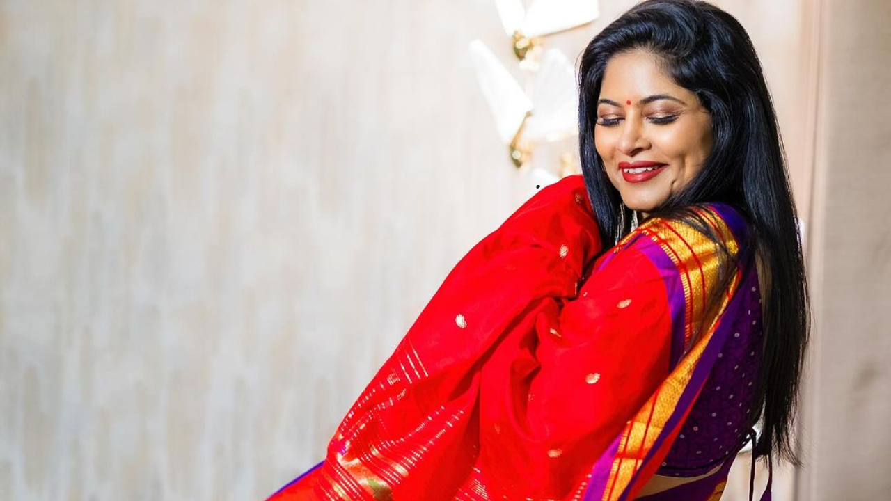 'श्वेता शिंदेच्या गालावर येणारी खळी, कधी तरी नक्की घेईल चाहत्यांचा बळी.' तिच्या माथ्यावरची लाल टिकली, जणू आकर्षणाचे केंद्रबिंदू झाले आहे.