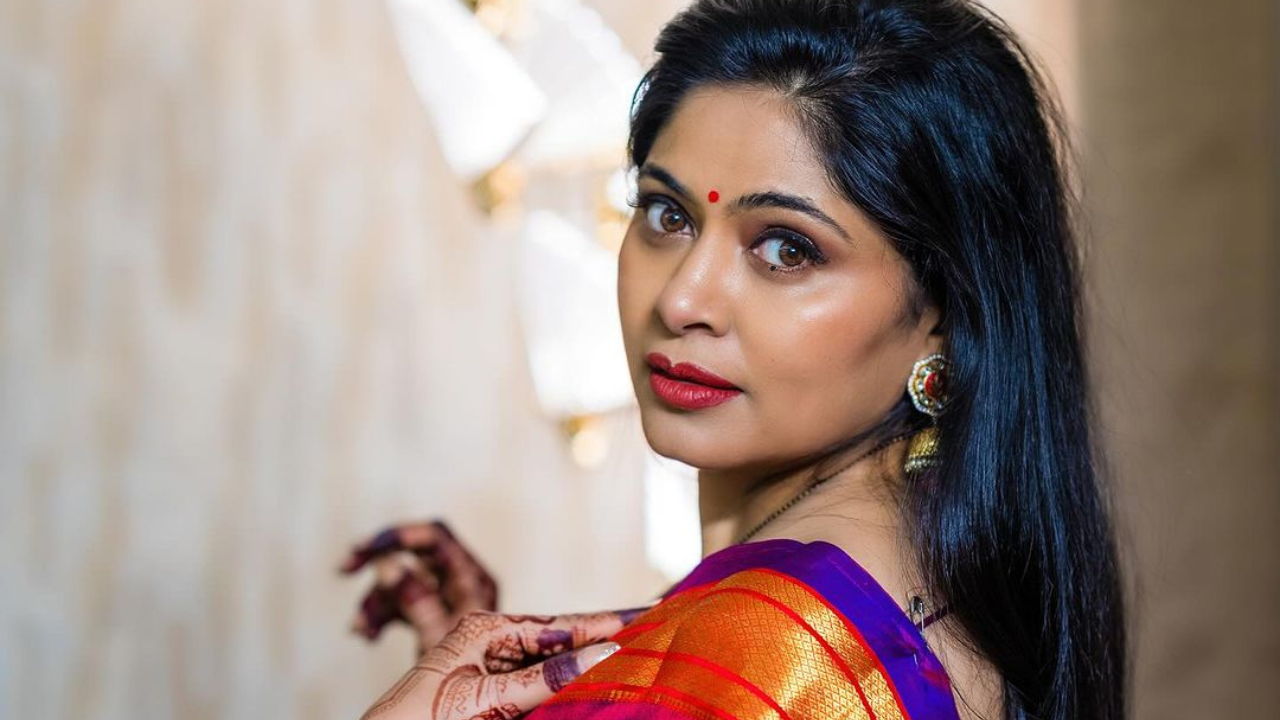 मराठी अभिनेत्री आणि निर्माती श्वेता शिंदेने आपला मनमोहक अंदाज तिच्या इंस्टाग्राम हँडलवर शेअर केला आहे. पोस्टखाली चाहत्यांनी तिच्या सौंदर्याने मनभरून कौतुक केले आहे.