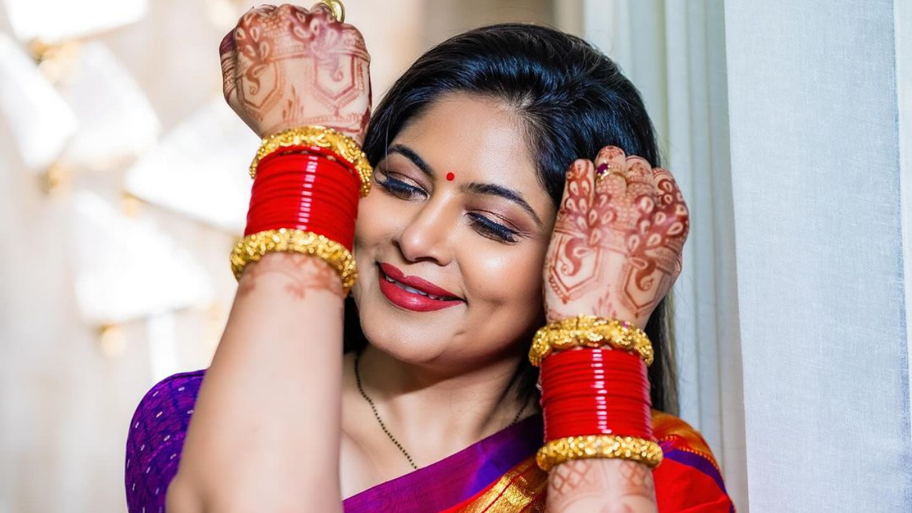 लाल रंगाच्या साडीत श्वेता शिंदे फार सुंदर दिसत आहे. तिचे गोड हास्य तिच्या सौंदर्याचा तेज आणखीन प्रखर करत आहे.