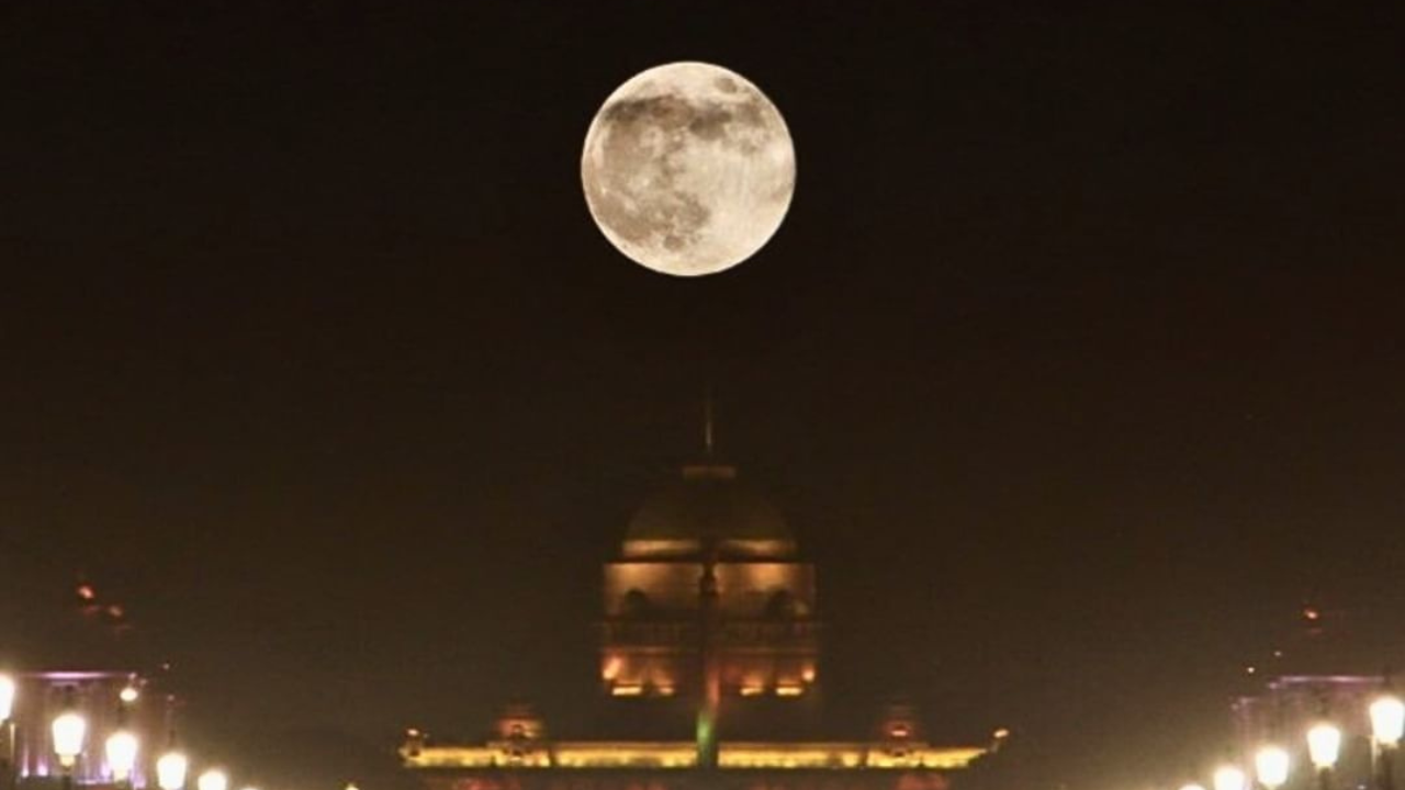 १७ ऑक्टोबर २०२४ रोजी, यंदाच्या वर्षातील सर्वात मोठा सुपरमून दिसून आला. या सुपरमूनची सर्वत्र जगभरात चर्चा होती. 