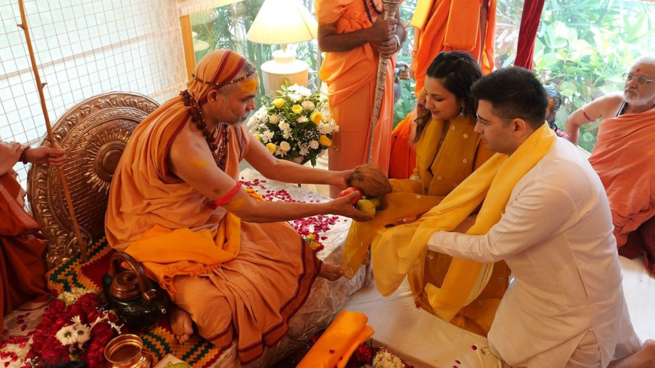 अभिनेत्री परिणीती चोप्राने तसेच तिचा पती राघवने मिळून आजची पूजा संपन्न केली आहे. कुटुंबासहित त्यांनी  शंकराचार्य श्री अविमुक्तेश्वरानंद सरस्वती यांचे स्वागत केले आहे. 