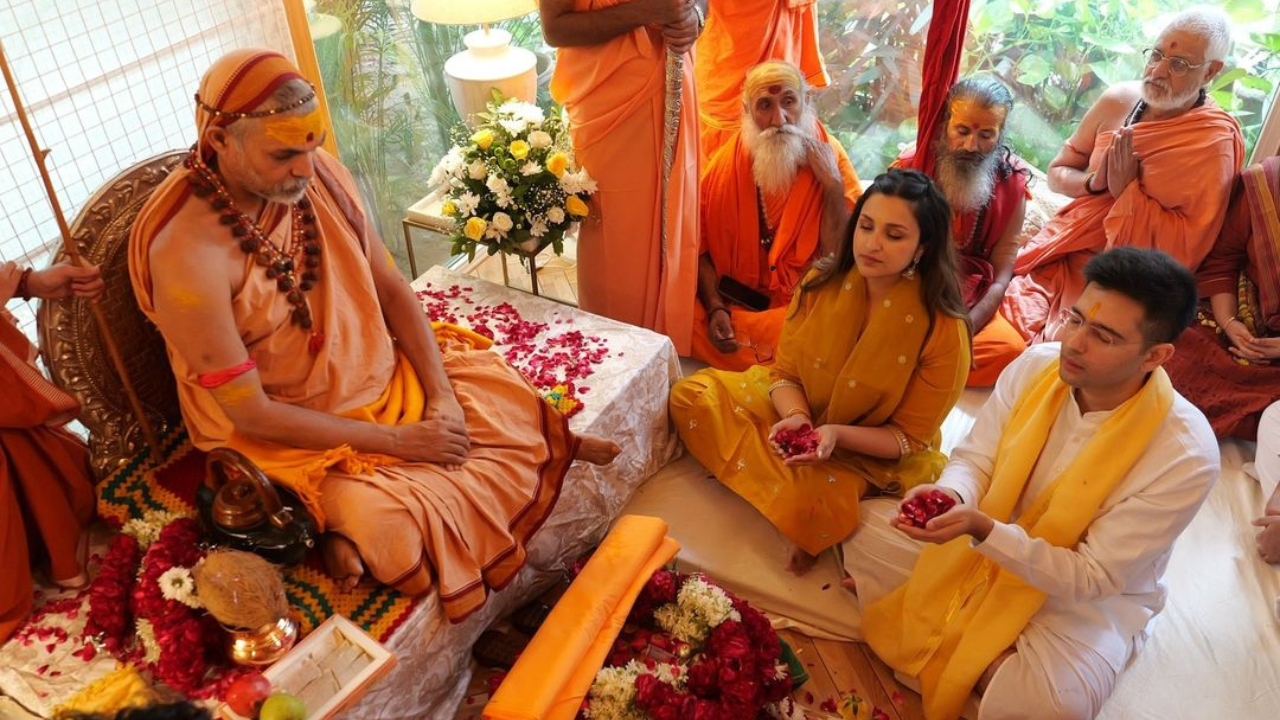 नुकतेच अभिनेत्री परिणीती चोप्रा आणि राजकीय नेते राघव चड्ढा यांचे लग्न झाले आहे. त्यांना शुभाशीर्वाद देण्यासाठी त्याच्या घरी जोशीमठाचे परमपूज्य शंकराचार्य श्री अविमुक्तेश्वरानंद सरस्वती आले होते. 