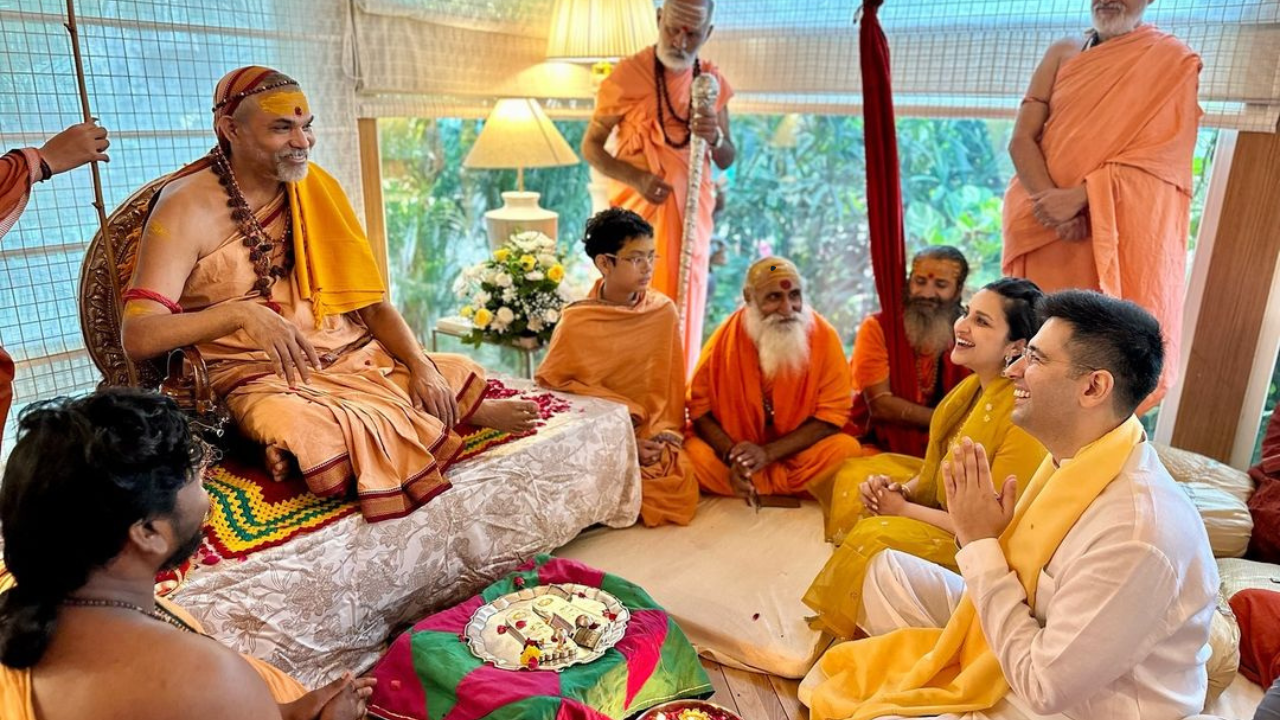 राघव आणि परिणीतीने या पूजेचे फोटोज त्यांच्या इंस्टाग्राम हॅन्डलवर शेअर केले आहेत. राघवने या क्षणासाठी देवाचे आभार मानले आहेत. 