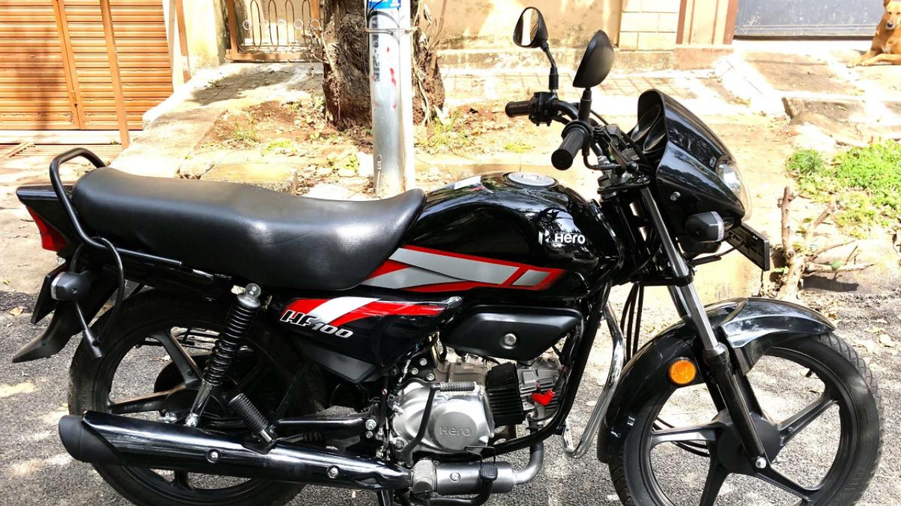 हिरो एचएफ 100 या दुचाकीची एक्स-शोरूम किंमत ₹५९,०१८ आहे. देशातील सर्वोत्तम मायलेज देणाऱ्या दुचाकींमध्ये या बाईकची गणना होते.