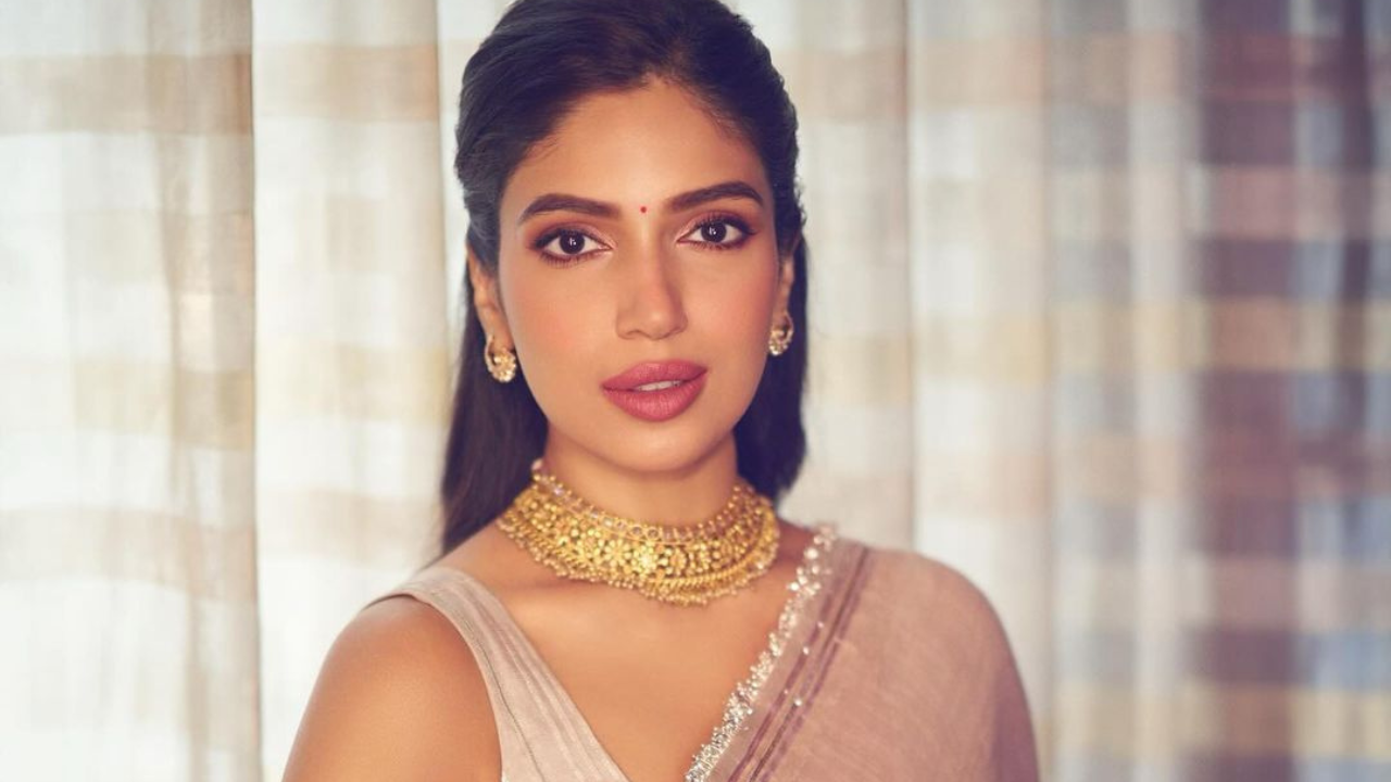 अभिनेत्रीने या पोस्ट खाली 'Classic is always pretty' असा कॅप्शन दिला आहे. अनाविलाच्या आऊटफिटने आणि रोहन पिंगलायच्या छायाचित्रकारीने या सौंदर्याचा निखार आणखीन वाढवला आहे. 