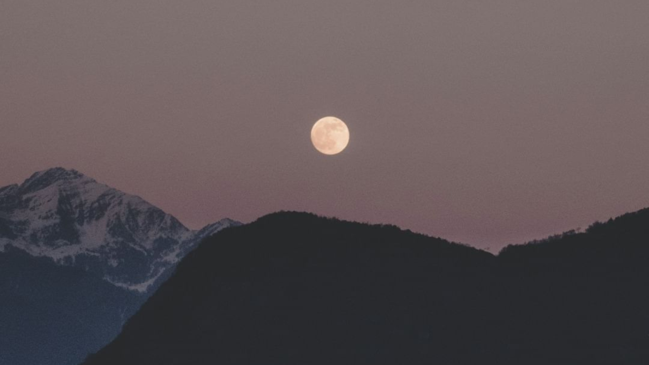 कालच्या सुपरमूनविषयी सांगायचे झाले तर हा सुपरमून इतर दिवसांपेक्षा जास्त चमकदार होता. इतर रात्रींच्या तुलनेत कालची रात्र ३०% जास्त चमकदार होती. 