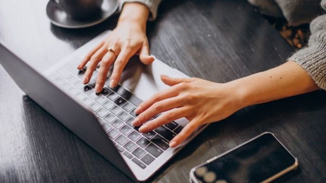 Laptop Care Tips: लॅपटॉप वर्षानुवर्षे नवीन राहील, फक्त या 5 गोष्टी करा