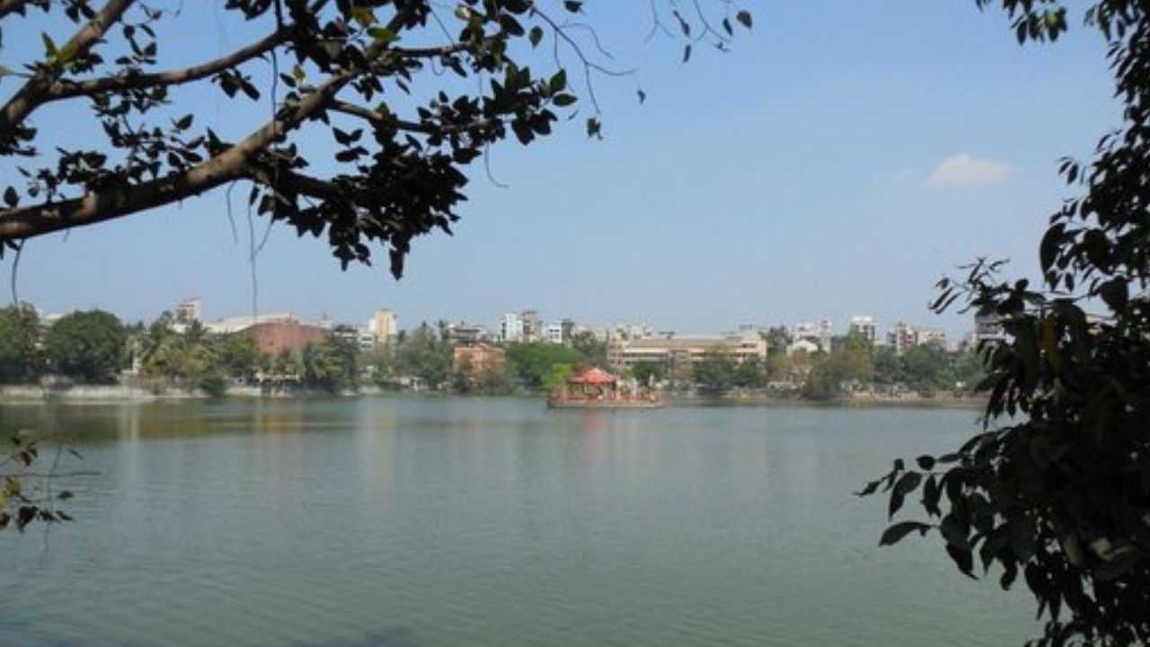 'मास' म्हणजे महिना आणि 'उंदा' म्हणजे पिंडदान. याचा अपभ्रंश करत, कालांतराने या तलावाची ओळख 'मासुंदा तलाव' म्हणून होत गेली.