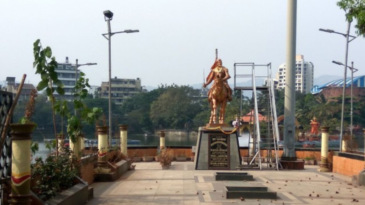 तलावाच्या मध्यभागी असलेल्या छत्रपती शिवाजी महाराजांना पुतळा आणि महादेवाचं मंदिरामुळे तलावाचं सौंदर्य अजूनच खुलून दिसतं.