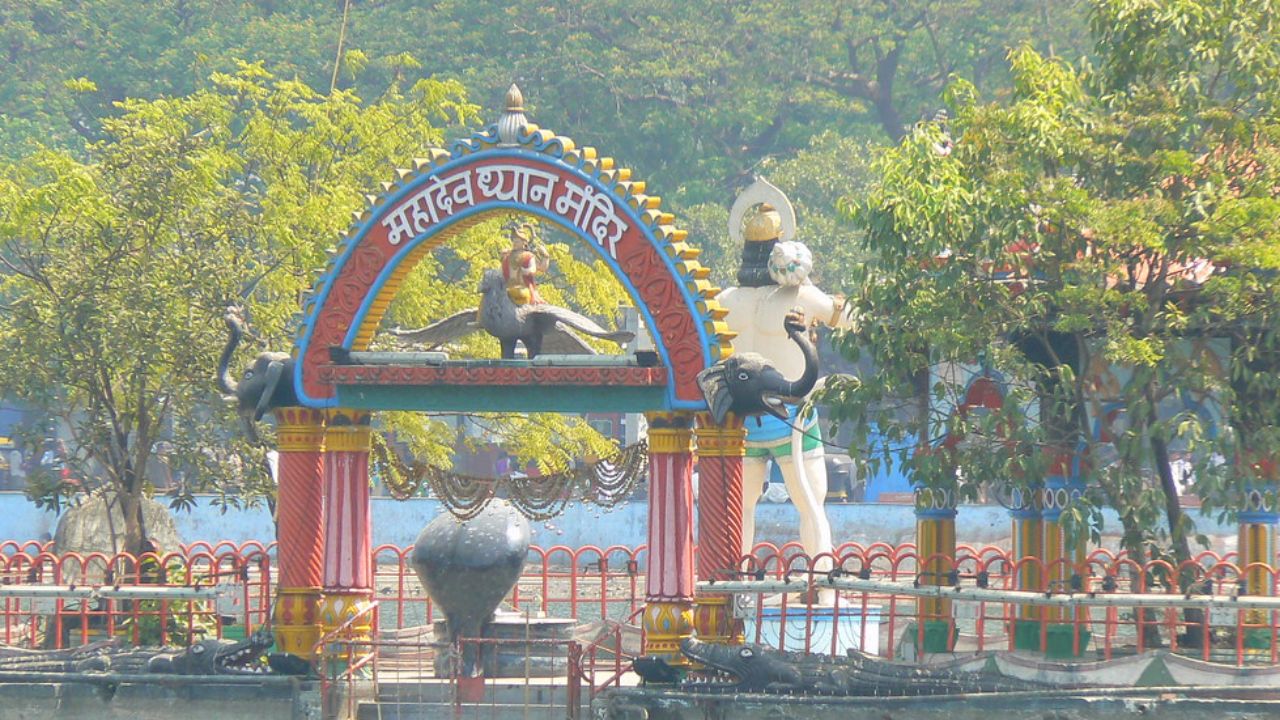 तलावाच्या मध्यभागी असलेल्या छत्रपती शिवाजी महाराजांना पुतळा आणि महादेवाचं मंदिरामुळे तलावाचं सौंदर्य अजूनच खुलून दिसतं.