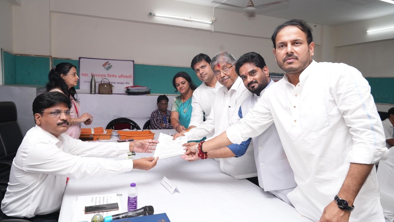 पुण्यातील कोथरुड परिसरामध्ये जोरदार शक्तीप्रदर्शन करत भाजप नेते चंद्रकांत पाटील यांनी उमेदवारी अर्ज दाखल केला. यावेळी खासदार मुरलीधर मोहोळ उपस्थित होते. 