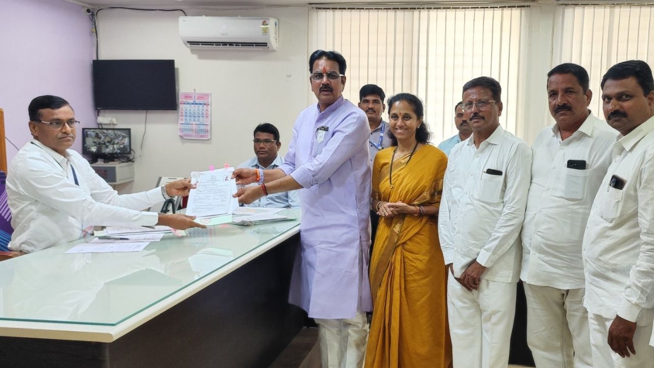 इंदापूर तालुक्यातून महाविकास आघाडीकडून हर्षवर्धन पाटील यांनी उमेदवारी अर्ज दाखल केला. यावेळी खासदार सुप्रिया सुळे देखील उपस्थित होत्या. 
