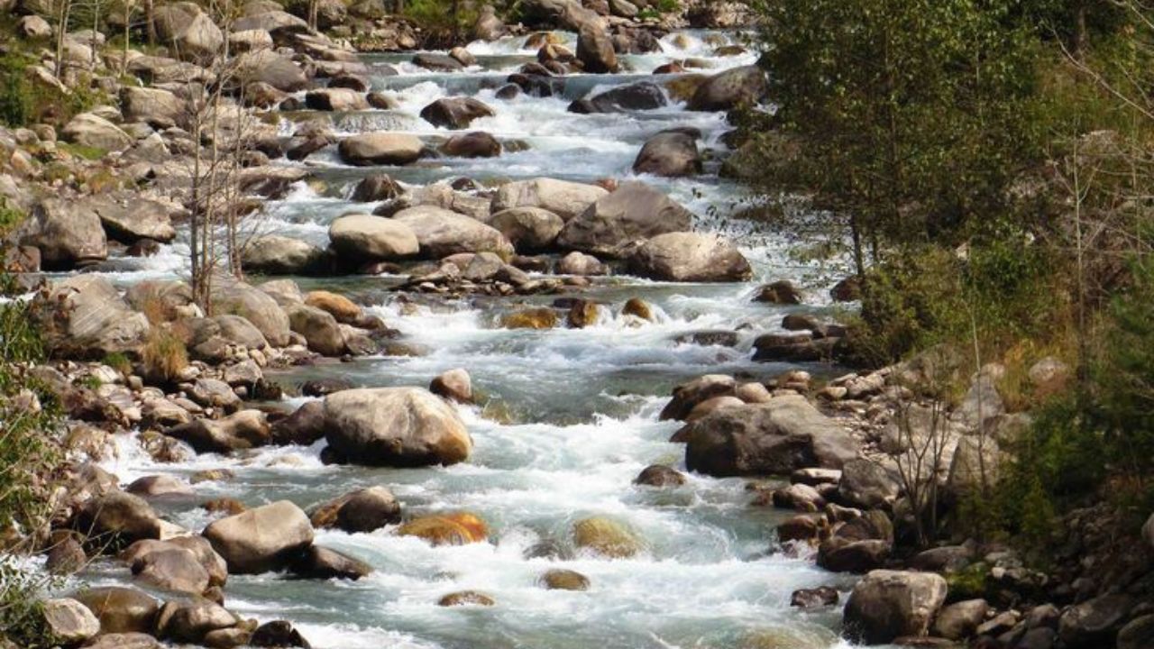 अरवारी येथील संथल सागर धरणाच्या प्रवाहासोबत आरवारी नदी मिळते आणि सनवन नदी बनते. पुढे सनवन नदी देखील तिलदह आणि बाणगंगा यांना मिळून गंभीर नदी बनते. गंभीर नदीला उत्तांग नदी असेही म्हणतात. ही उत्तांग किंवा गंभीर नदी उत्तर प्रदेशातील मैनपुरी येथे यमुना नदीला मिळते आणि नंतर यमुना नदी प्रयागराज येथे गंगेला मिळते.
