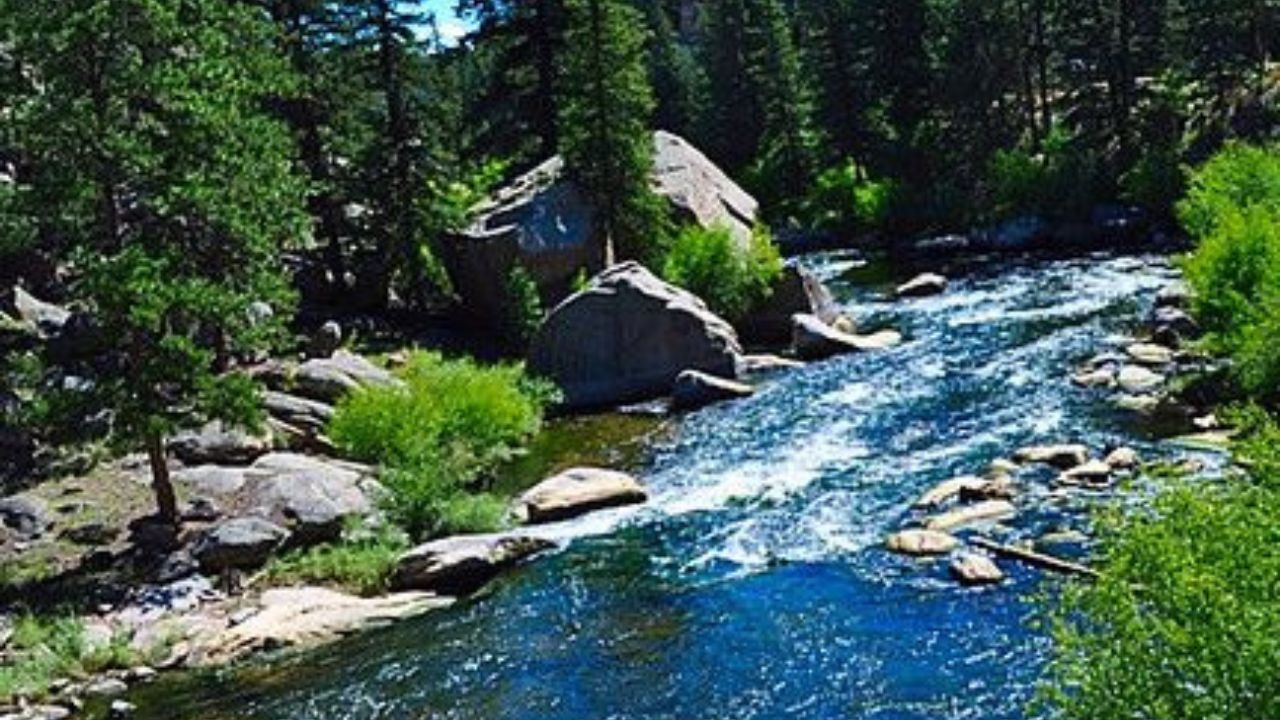 आर्वरी ही देशातील सर्वात लहान नदी आहे. आर्वरी नदी 60 वर्षे कोरडी राहिली. 1986 मध्ये भानोटा-कोल्याळा गावातील लोकांनी कोरड्या नदीच्या मुखावर मातीचा बांध बांधला. येथील सर्वात मोठे धरण 244 मीटर लांब आणि 7 मीटर रुंद आहे. गावकऱ्यांनी 275 बंधारे बांधले, त्यानंतर पुन्हा नदीत पाणी वाहू लागले.