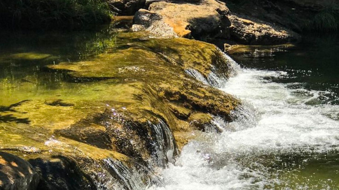 आर्वरी जिल्ह्याच्या नावावरून या नदीचे नाव देखील आर्वरी आहे. या नदीच्या खोऱ्याचे क्षेत्रफळ 492 चौरस किलोमीटर आहे. कापणी तंत्रज्ञानामुळे एकेकाळी मोसमी नदी असलेल्या आर्वरी नदीत आता कायम पाणी असते.