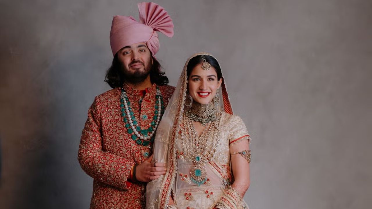 राधिका मर्चंट आणि अनंत अंबानी यांचे लग्न एखाद्या परीकथेपेक्षा कमी नव्हते, त्यांच्या लग्नाने संपूर्ण जगाचे लक्ष वेधले होते. या जोडप्याने १२ जुलै २०२४ रोजी एका भव्य समारंभ करून लग्न बंधनात बांधले ज्यामध्ये अनेक सेलिब्रिटी उपस्थित होते. या वर्षी, ते त्यांचा पहिला करवा चौथ साजरा करत आहेत, जो त्यांच्या आयुष्यात आणखी एक अविस्मरणीय क्षण असेल. फोटो सौजन्य - सोशल मीडिया 