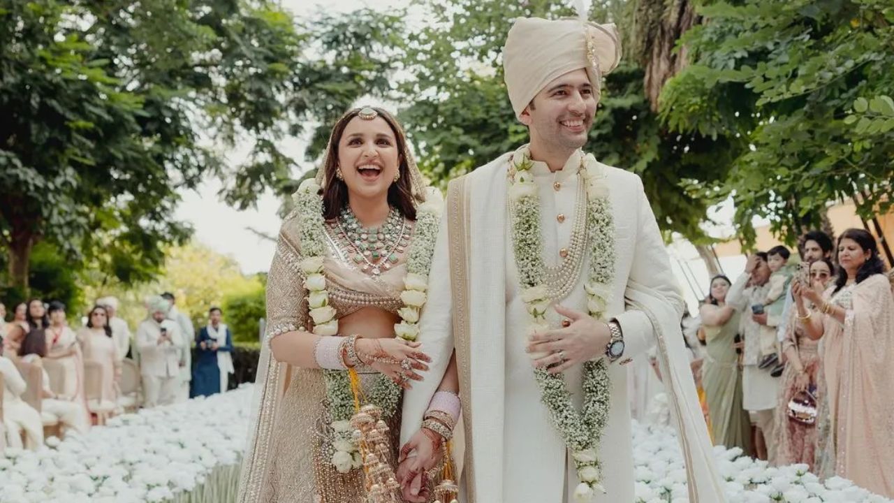 परिणीती चोप्रा आणि राघव चड्ढा, जे २४ सप्टेंबर रोजी उदयपूरमध्ये एका भव्य समारंभात विवाहबद्ध झाले होते, ते यावर्षीही त्यांचा पहिला करवा चौथ साजरा करत आहेत. या दिवसाच्या परंपरा आणि सेलिब्रेशनचा स्वीकार करणाऱ्या जोडप्याला पाहण्यासाठी त्यांचे चाहते उत्सुक आहेत. फोटो सौजन्य - सोशल मीडिया 