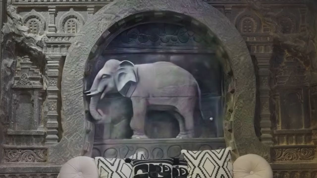 बिग बॉसच्या घरात तुम्हाला घोड्यांसोबत हत्तीही पाहायला मिळणार आहे. घराची रचना पूर्णपणे बदलली आहे. यावेळी स्पर्धकांच्या समोर एक फोन असेल, पण त्याद्वारे ते घराबाहेरील जगाशी बोलू शकणार नाहीत. फोटो सौजन्य - कलर्स युट्युब 