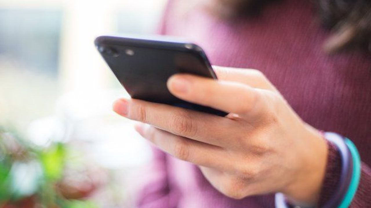 फोन सतत चालू असल्यामुळे अनेक ॲप्स आणि बॅकग्राउंड प्रोसेस चालू राहतात, ज्यामुळे रॅमवर ​​मोठा भार पडू शकतो. फोन बंद केल्याने सर्व ॲप्स आणि प्रक्रिया थांबते, जे फोनची RAM रीफ्रेश करते आणि ते अधिक सहजतेने कार्य करते.
