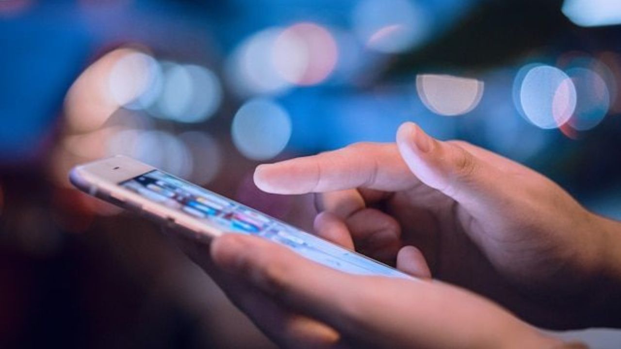 Tech Tips: आठवड्यातून एकदा फोन बंद ठेवणं ठरेल फायदेशीर, बॅटरी आणि परफॉर्मंस होईल अधिक चांगला