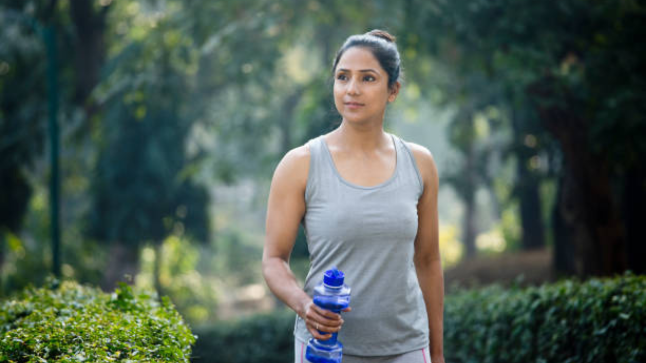 रोज चालण्याने तुमची रोगप्रतिकार शक्ती म्हणजेच रोगप्रतिकारक शक्ती मजबूत होते. हे शरीरातील अँटीबॉडीज आणि पांढऱ्या रक्त पेशी वाढवण्यास मदत करते, ज्यामुळे तुम्हाला रोगांशी लढण्यास सक्षम बनते