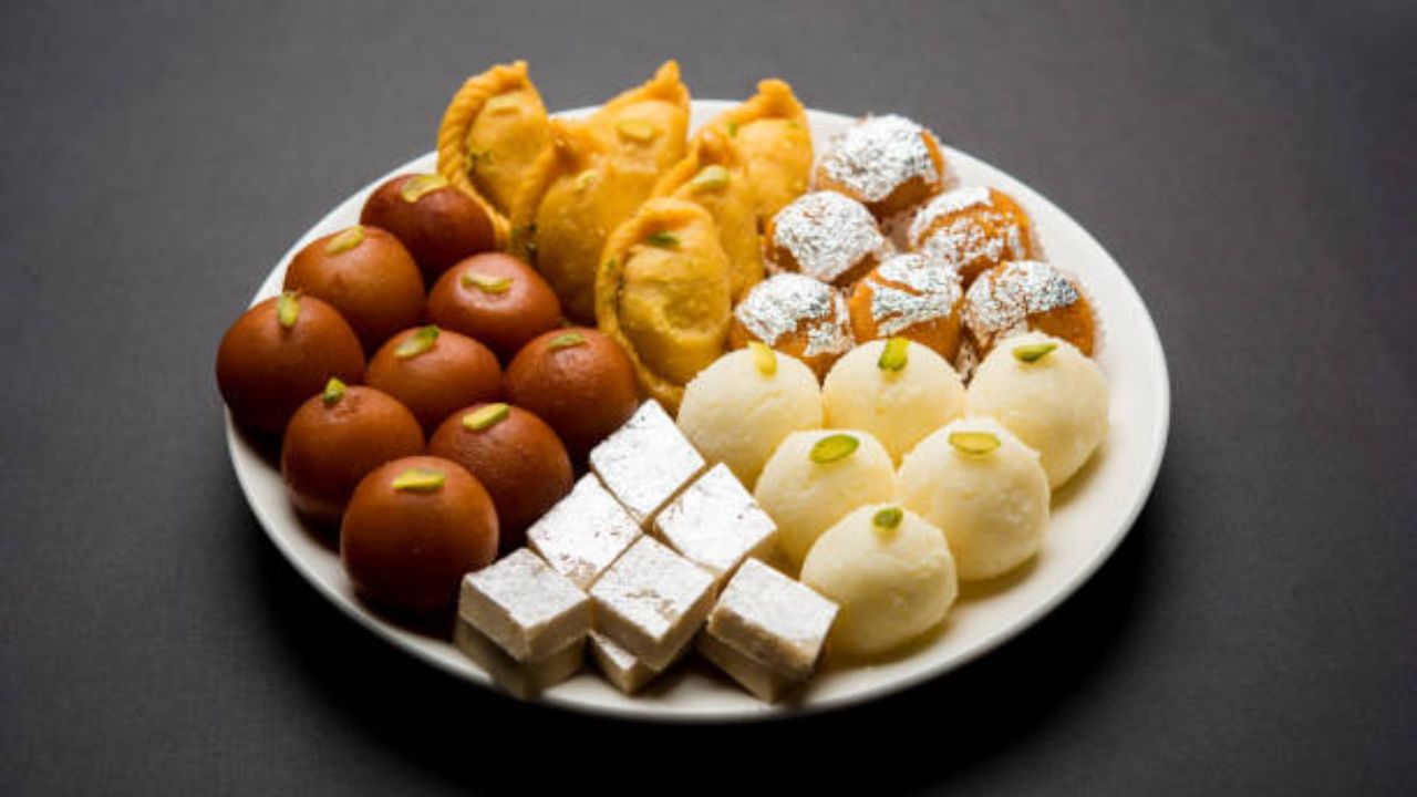 मिठाई कशाप्रकारे वाढवते वजन (फोटो सौजन्य: iStock)