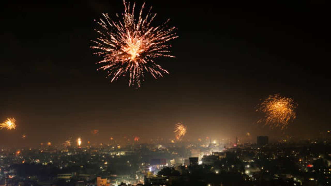 फटाक्यामुळे प्रदूषित झालेल्या वातावरणात बाहेर फिरताना द्या 'या' गोष्टींकडे लक्ष (फोटो सौजन्य: iStock)