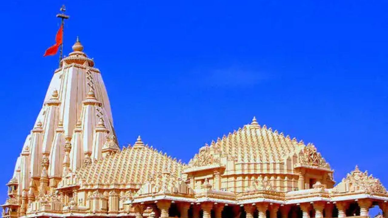 सोमनाथ मंदिर (गुजरात): भारतातील सर्वात प्राचीन आणि प्रसिद्ध ज्योतिर्लिंग मंदिरांपैकी हे एक मंदिर आहे. हे मंदिर हिंदू धर्माच्या इतिहासात महत्त्वाचे स्थान राखते.