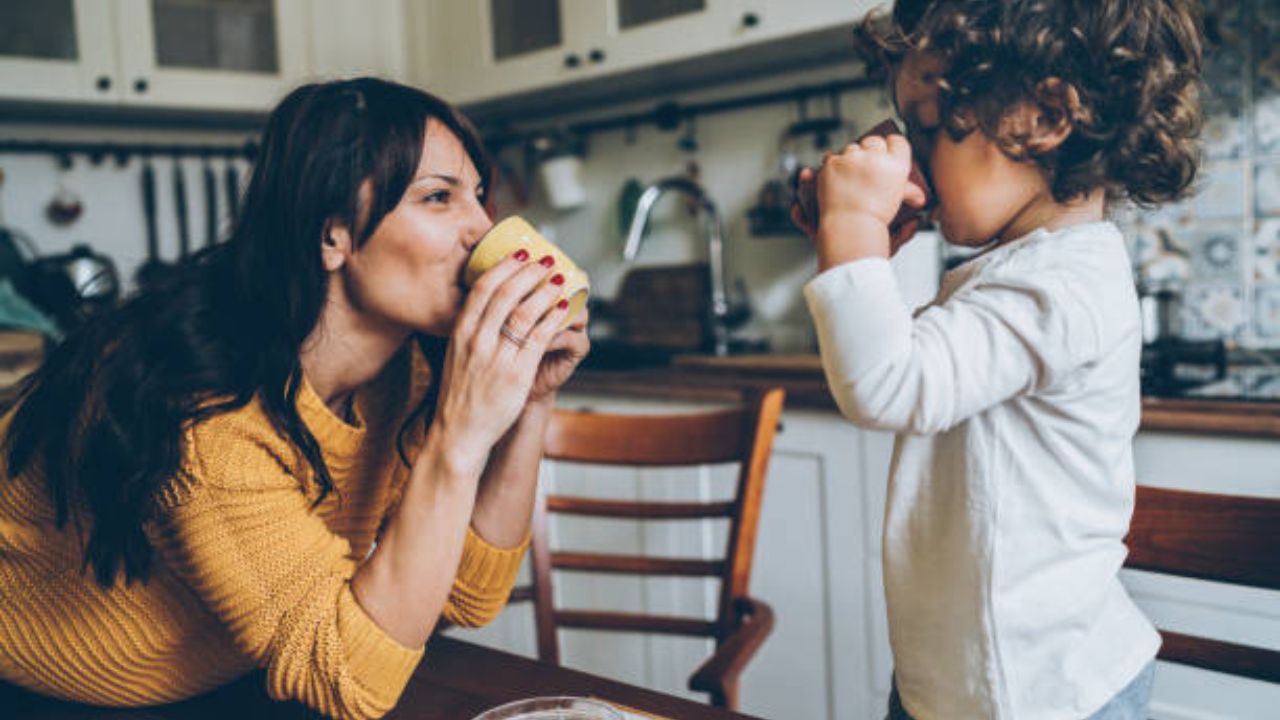 मोठ्यांना आवडणारी ‘ही’ गोष्ट लहान मुलांसाठी ठरू शकते धोकादायक, आजच राहा सावध