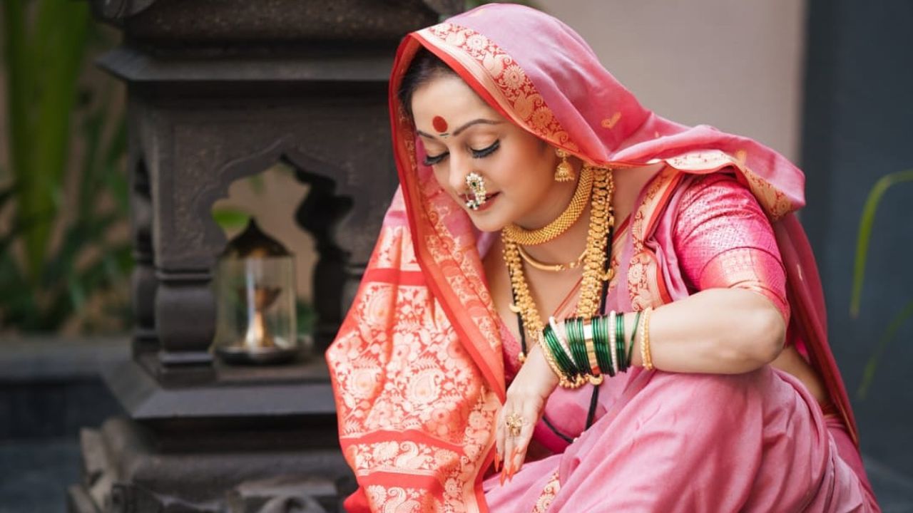एक लाजरा न् साजरा मुखडा चंद्रावानी खुलला गं... मानसी नाईकचा अंदाज पाहून तुम्हीही व्हाल घायाळ