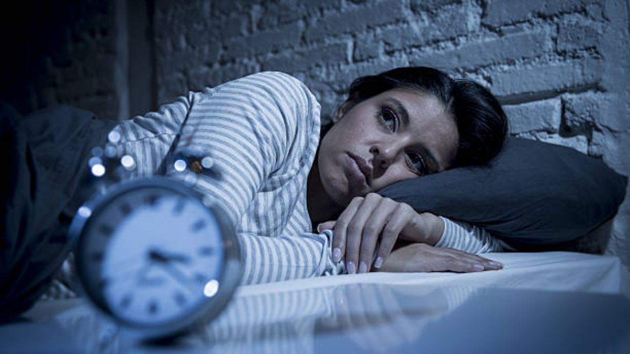 शारीरिक दुखणे आणि अडचणी: महिलांना गर्भाशयाचे आजार, पाठीचे दुखणे किंवा इतर शारीरिक समस्यांमुळे झोपेतील अडचणी येत असतात. विशेषतः मासिक पाळी दरम्यान किंवा गर्भधारणेत शरीरातील बदलांच्या कारणाने त्यांना अधिक आरामदायक झोप मिळणे कठीण होऊन बसते.  